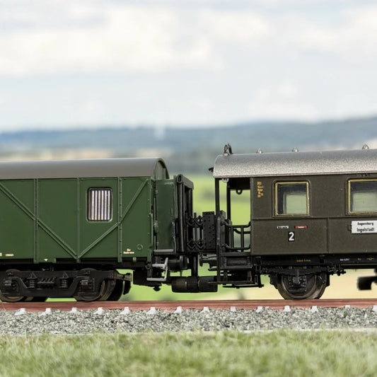 Kurzer Übergang zwischen einer Fleischmann Donnerbüchse (Länderbahnwagen) und einem Minitrix Mdyg Wagen