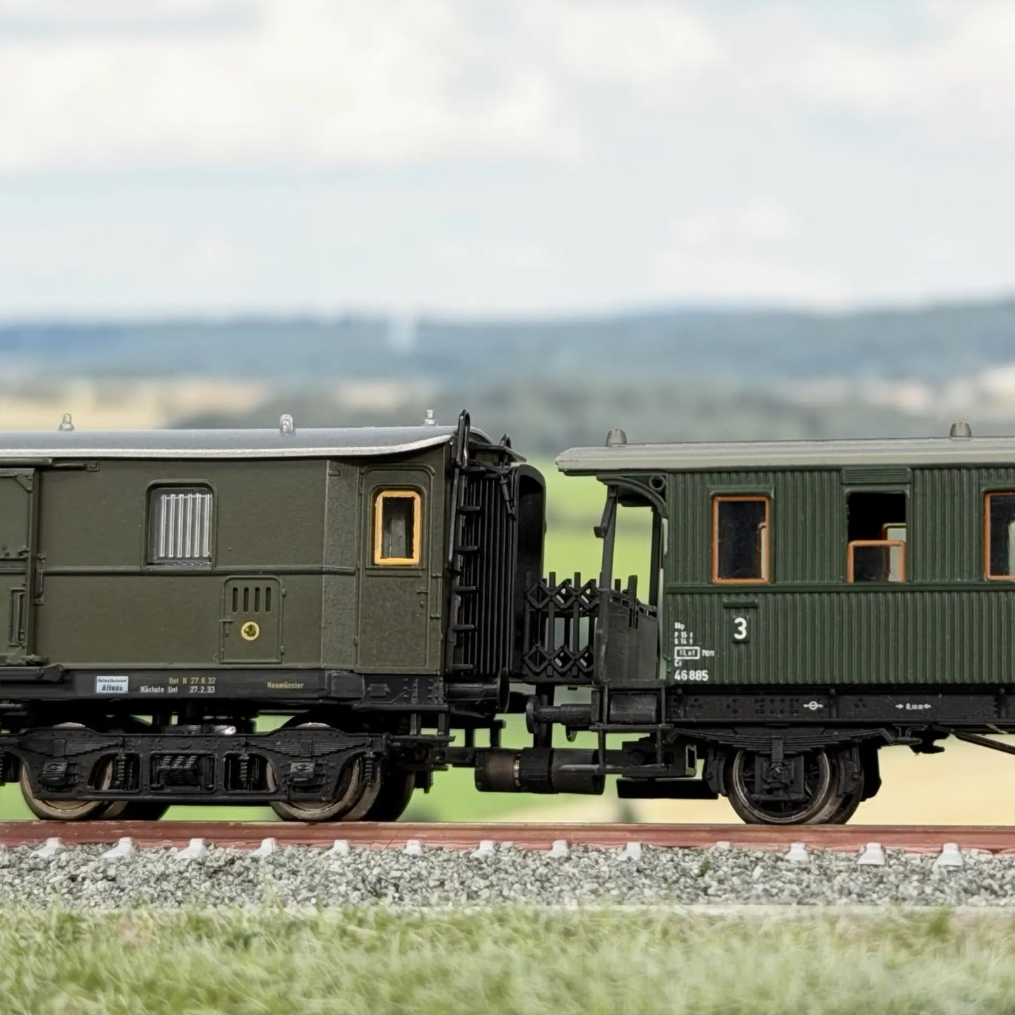 Verkürzter Scherengitter Übergang zwischen Länderbahnwagen und Donnerbüchsen von Brawa und Fleischmann