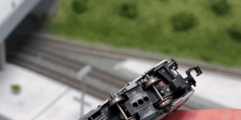Einsetzen einer MULTI Magnetkupplung in einen Wagen Spur  N Modellbahn Übersicht aller Kuppungstypen Kupplungsaufnahmen Kupplungsschacht Alte Kupplungen von Roco Fleischmann Arnold Trix Minitrix MFTrain Kato Tomix MULTI Magnetkupplung ersetzt die Hakenkupplung ohne Feder und Metallplättchen