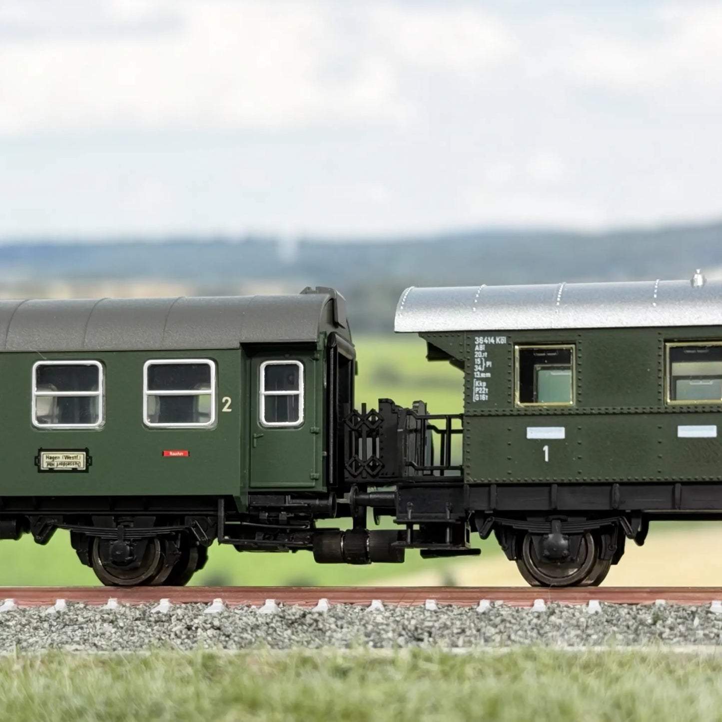 Übergang zwischen einer Fleischmann Donnerbüchse (Länderbahnwagen) und einem 3yg Umbauwagen von Roco und Fleischmann