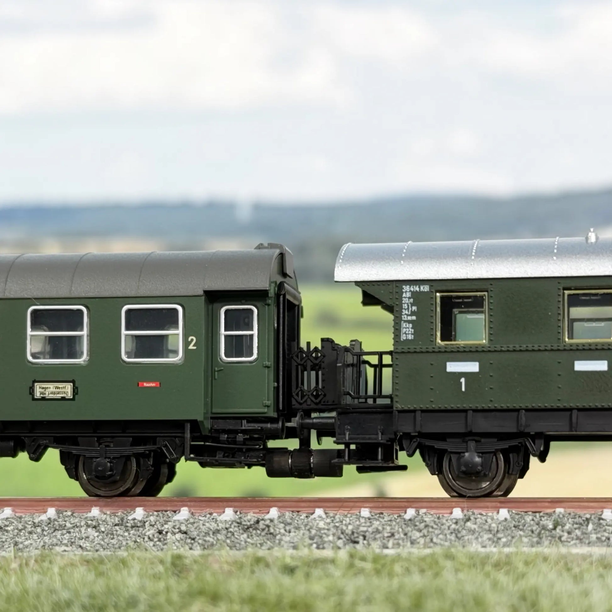 Übergang zwischen einer Fleischmann Donnerbüchse (Länderbahnwagen) und einem 3yg Umbauwagen von Roco und Fleischmann