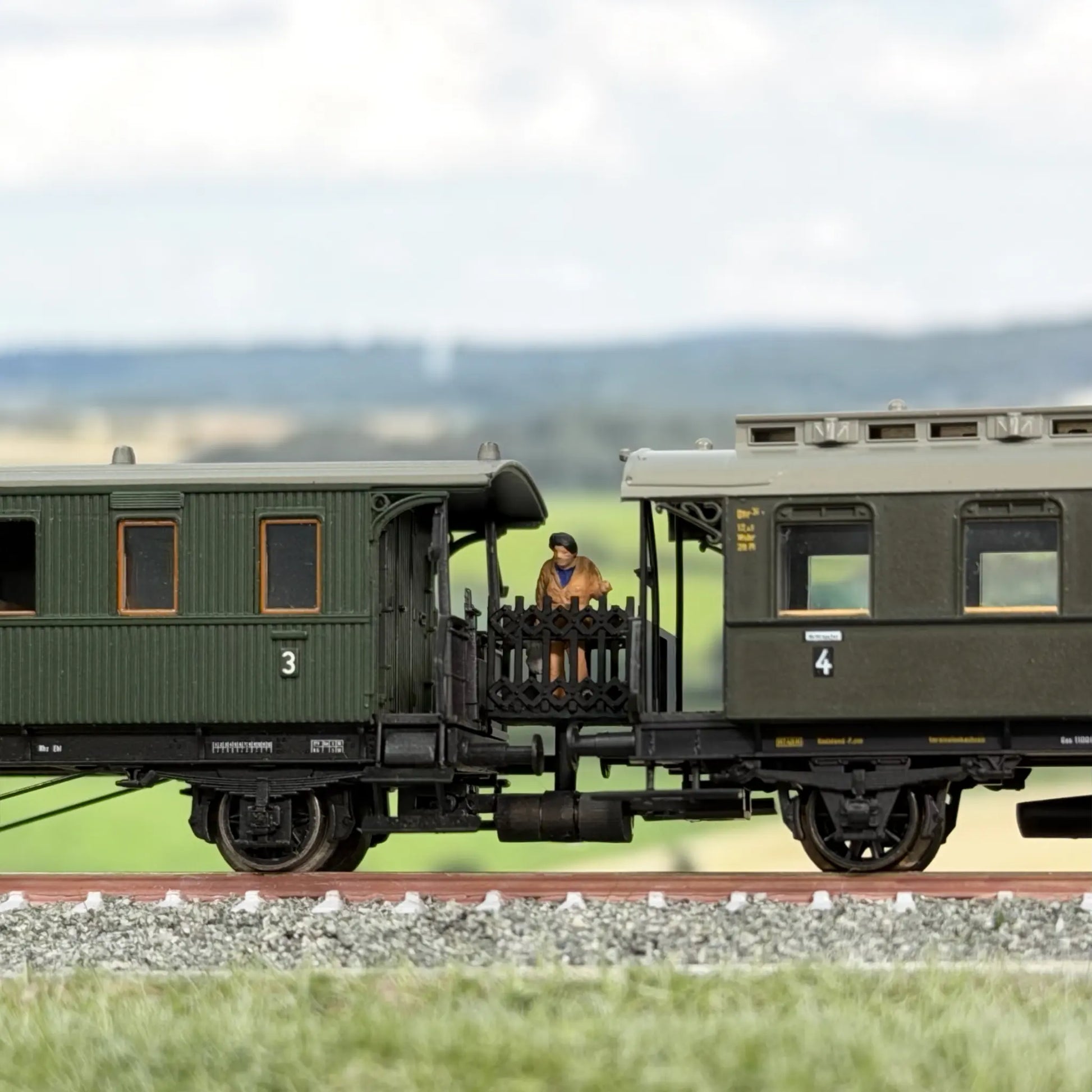 Verbindung mit einer Scherengitter Brücke zwischen zwei Länderbahnwagen (Donnerbüchsen) von Minitrix und Brawa 1850