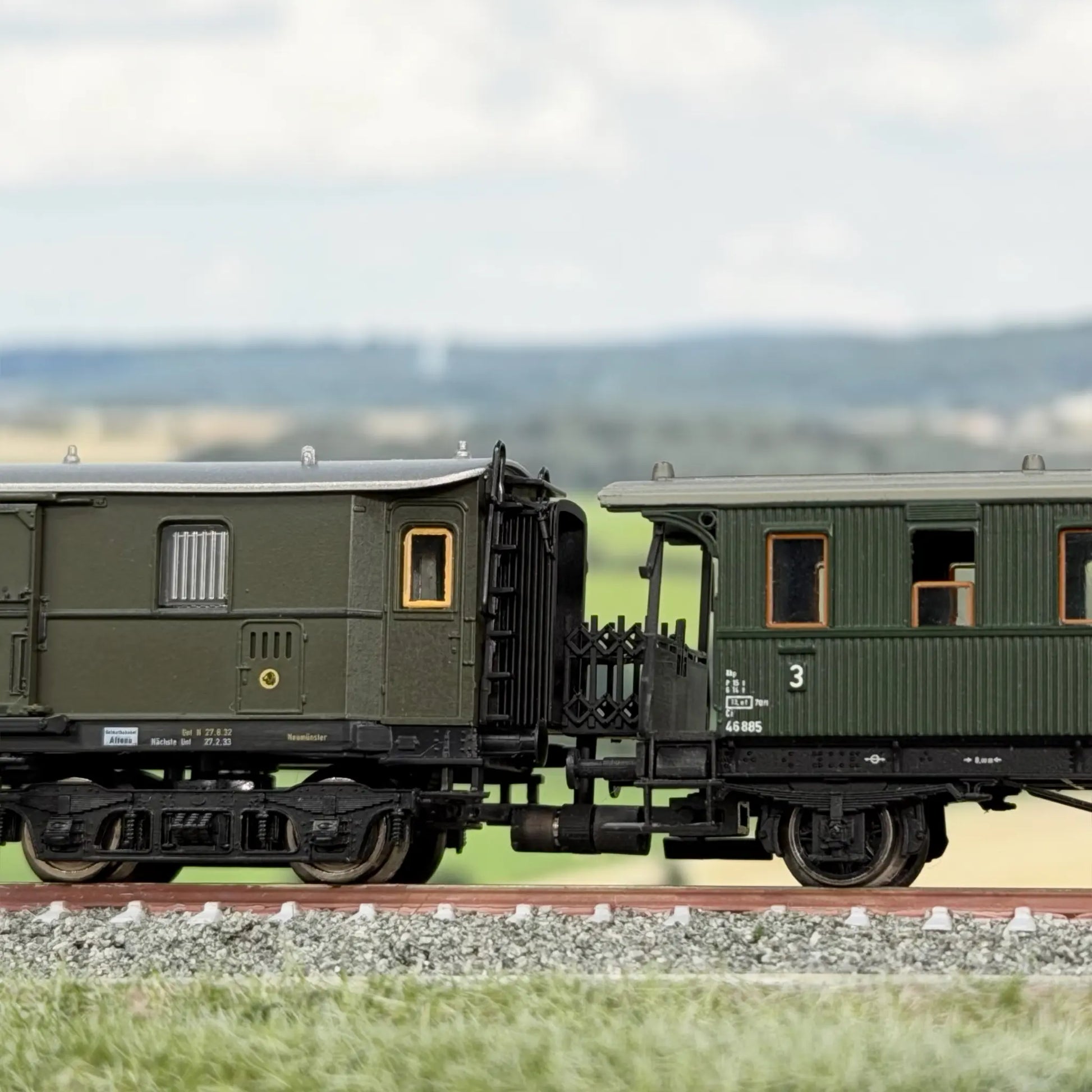 Verkürzter Scherengitter Übergang zwischen Länderbahnwagen und Donnerbüchsen von Brawa und Fleischmann