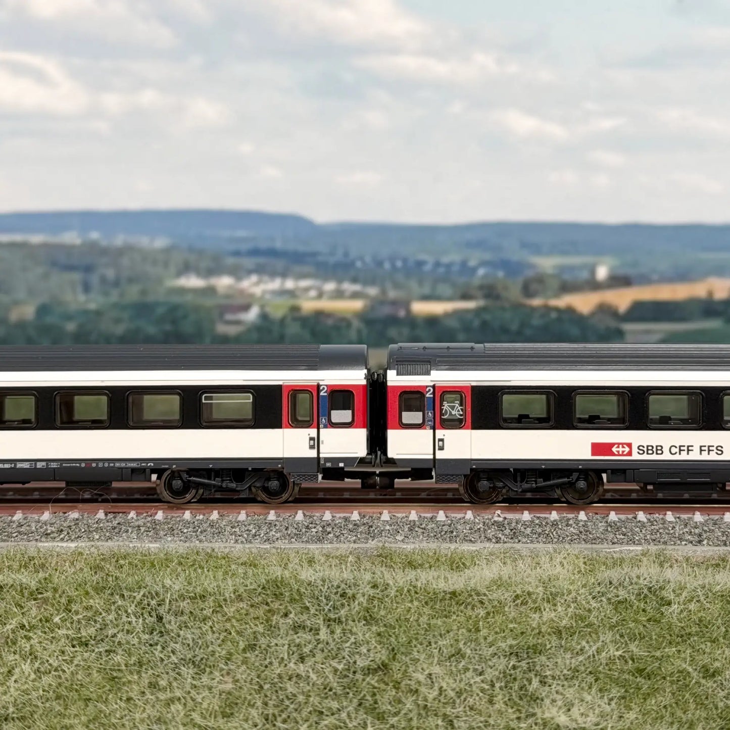 Zwei SBB EC Wagen Epoche VI (EW IV) vorbildgerecht eng gekuppelt mit Magnetkupplungen 
