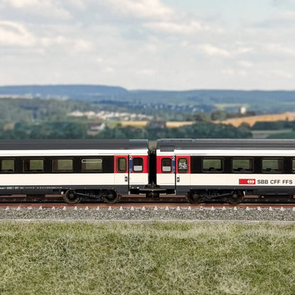 Zwei SBB EC Wagen Epoche VI (EW IV) vorbildgerecht eng gekuppelt mit Magnetkupplungen 