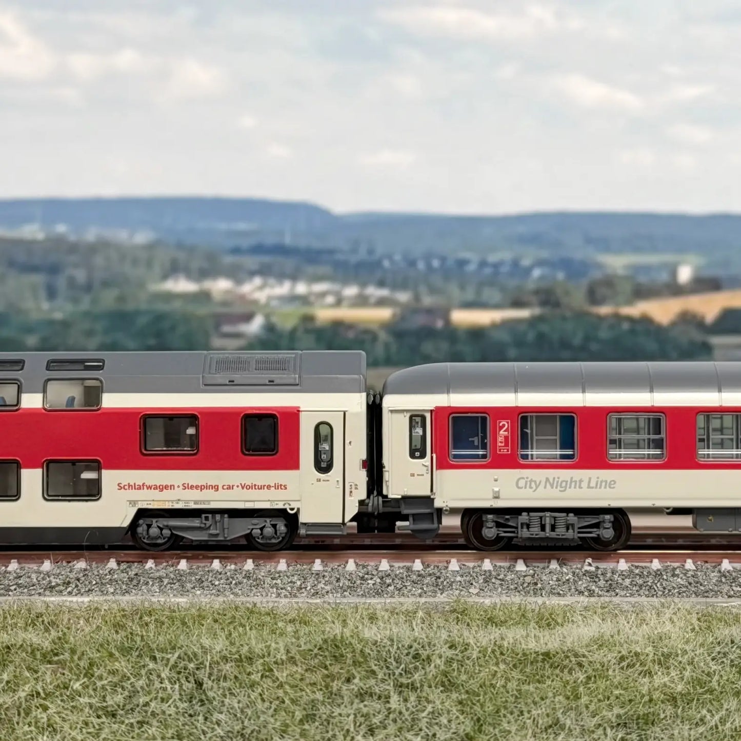 Minimaler, vorbildgerechter Abstand zwischen zwei City Night Line CNL Wagen von LS Models