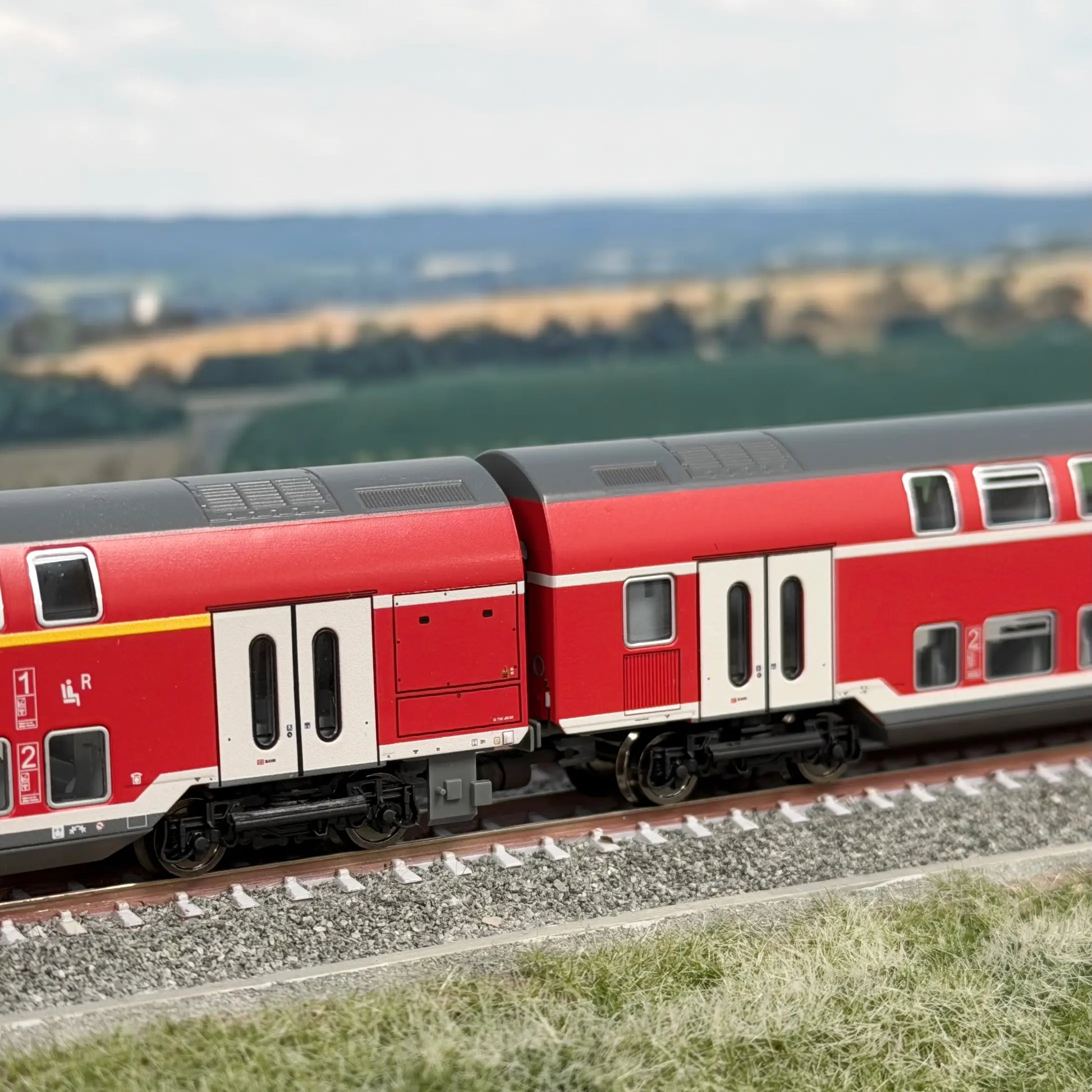 Zwei Minitrix Doppelstockwagen Dosto eng gekuppelt mit Magnetkupplungen