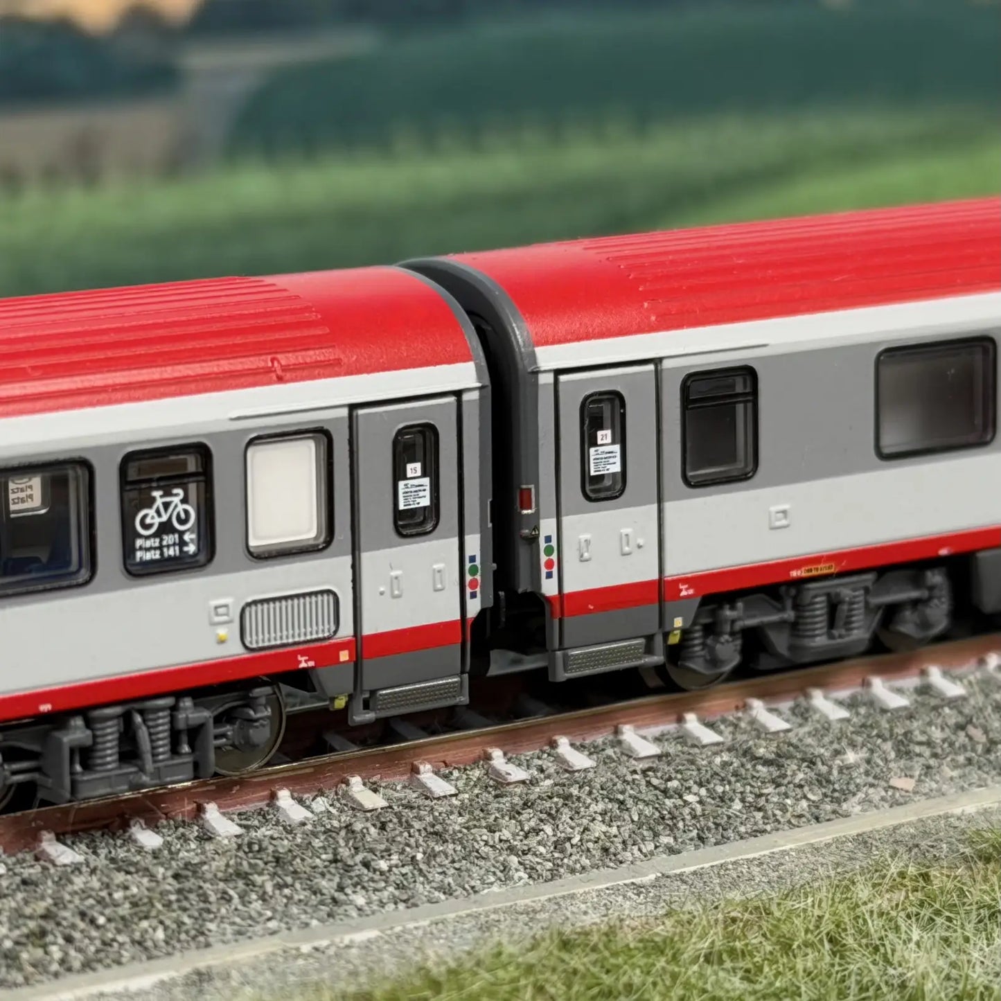 ASM Wagen der ÖBB vorbildgerecht eng gekuppelt mit Magnetkupplungen von Gleis 1