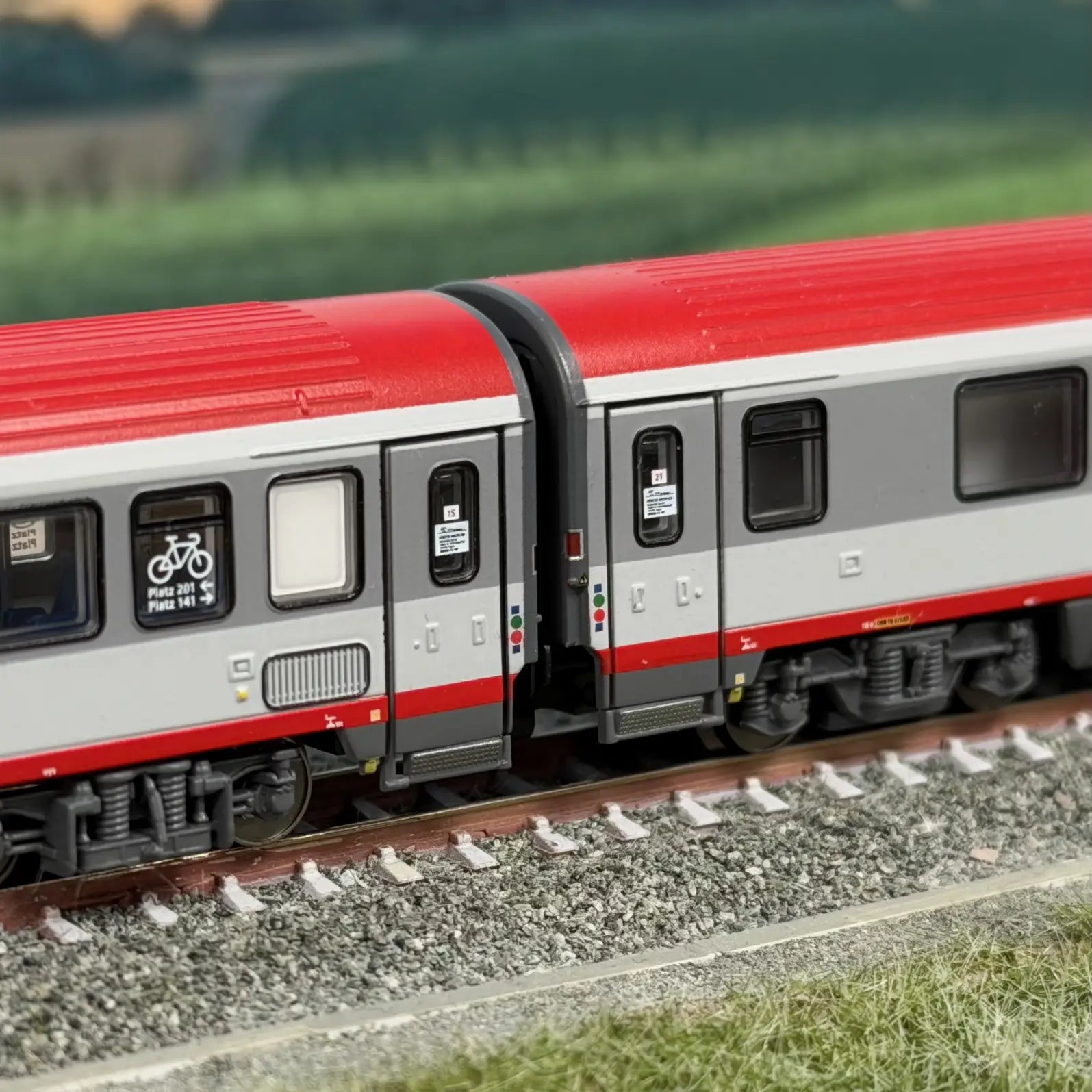 ASM Wagen der ÖBB vorbildgerecht eng gekuppelt mit Magnetkupplungen von Gleis 1