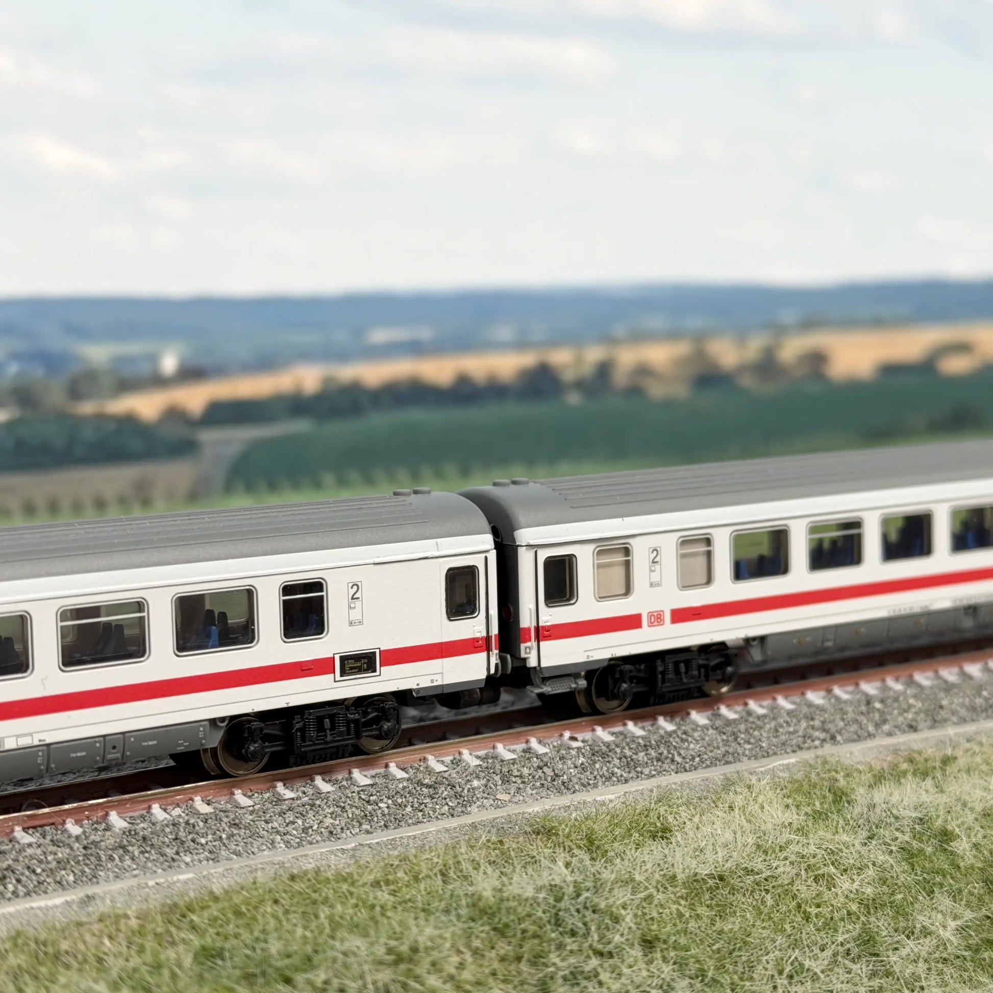Enger Wagenabstand durch Magnetkupplung zwischen Minitrix IC Wagen verkehrsgrau mit verkehrsrotem Streifen