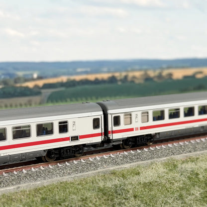 Enger Wagenabstand durch Magnetkupplung zwischen Minitrix IC Wagen verkehrsgrau mit verkehrsrotem Streifen
