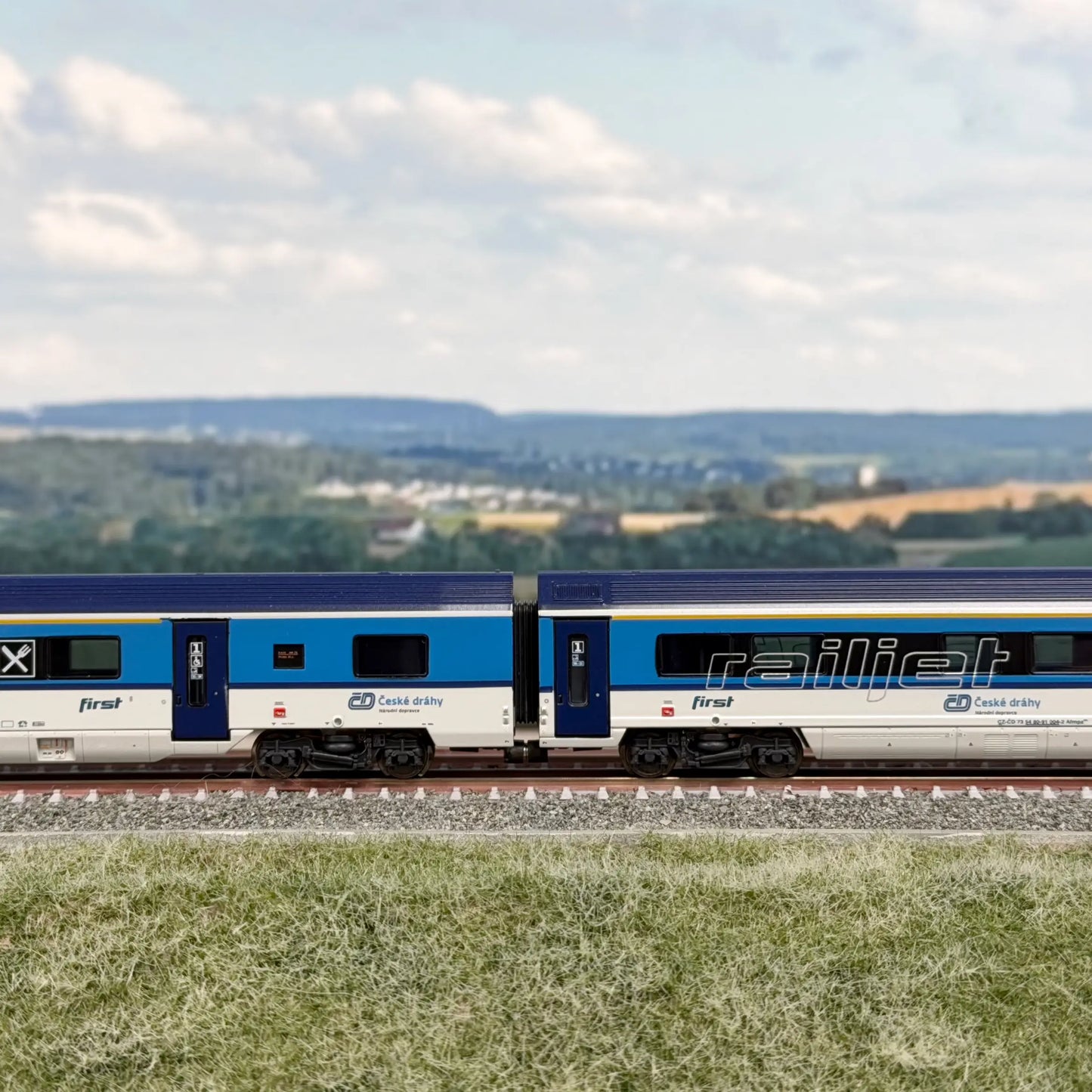 Enger Wagenabstand zwischen zwei Hobbytrain CD Railjet Wagen