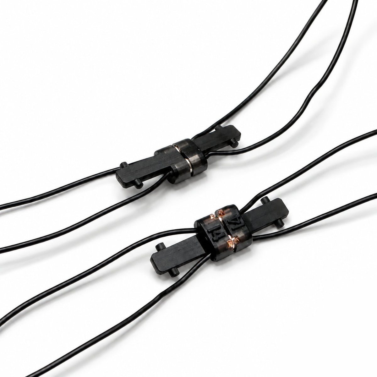 Vorher und Rückseite einer zusammengebauten, stromführenden Magnetkupplung mit Kabeln Litze Spur N
